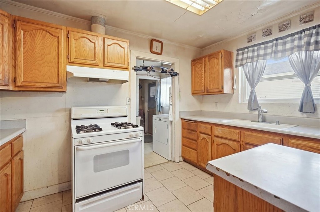 2821 N Hollister Avenue Property Photo 14