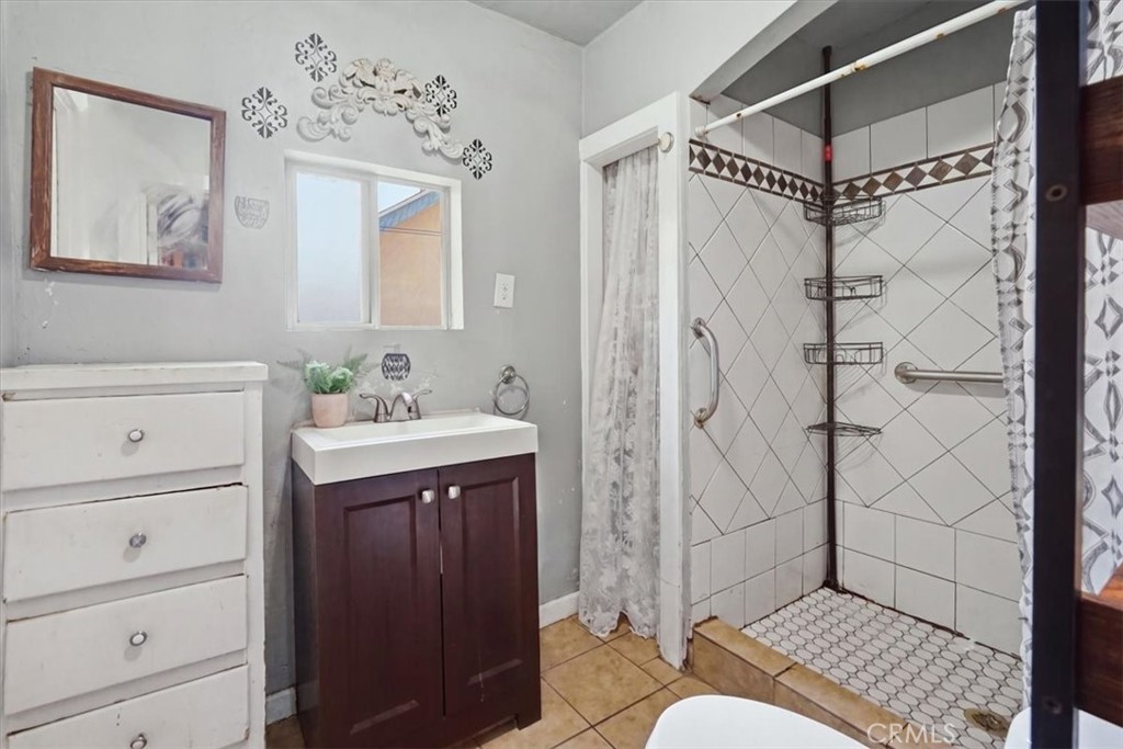 2821 N Hollister Avenue Property Photo 20