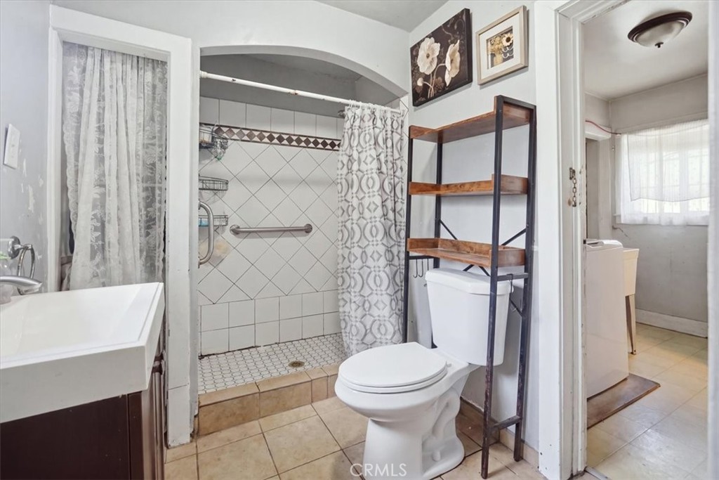 2821 N Hollister Avenue Property Photo 21