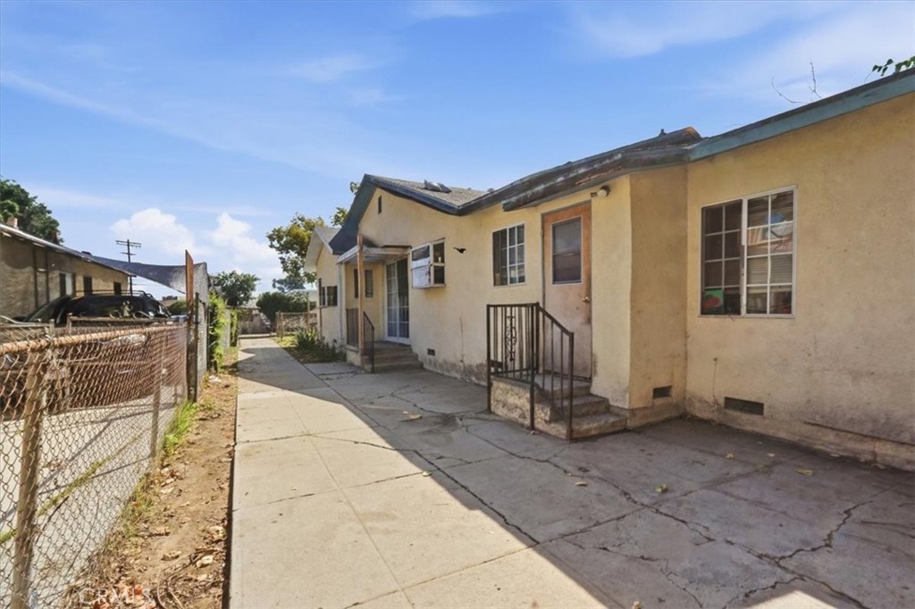 2821 N Hollister Avenue Property Photo 27