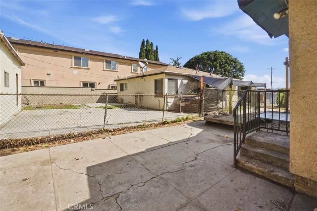 2821 N Hollister Avenue Property Photo 28