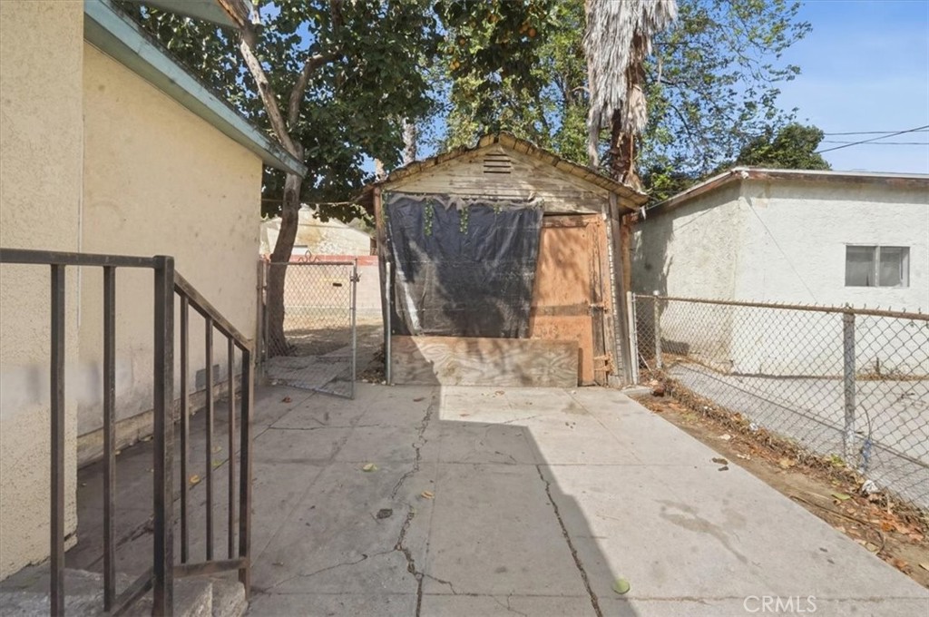 2821 N Hollister Avenue Property Photo 29