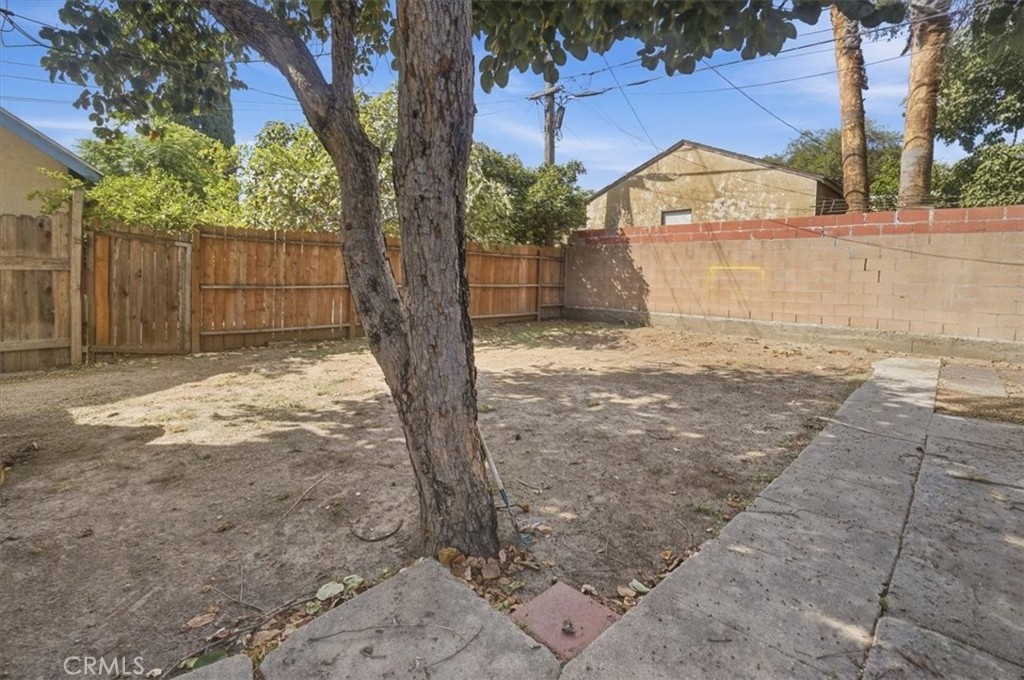 2821 N Hollister Avenue Property Photo 32