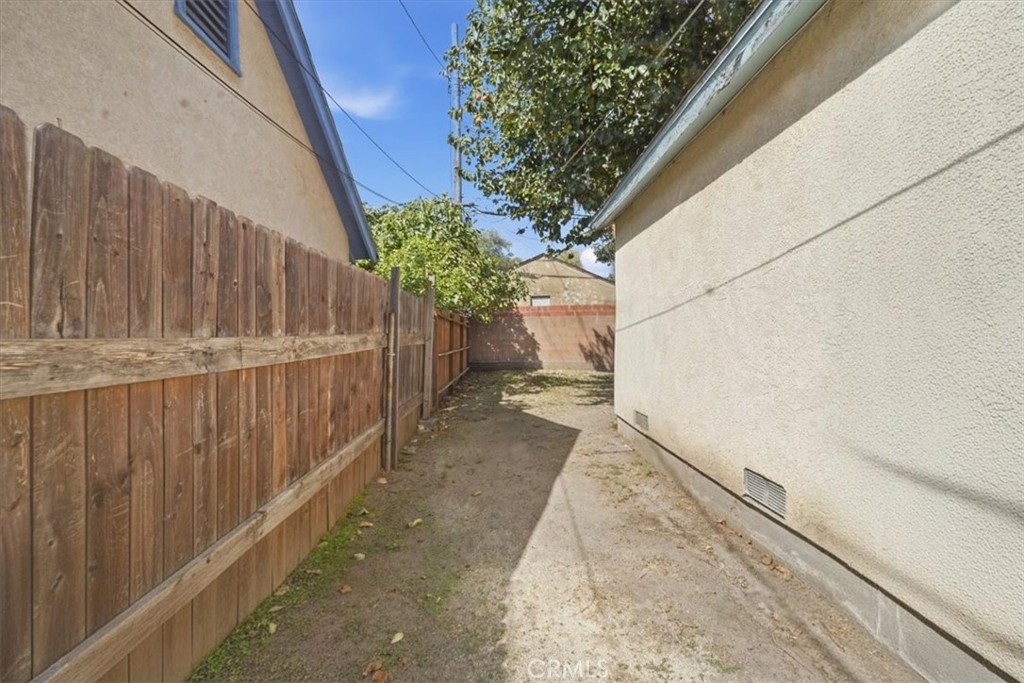 2821 N Hollister Avenue Property Photo 33