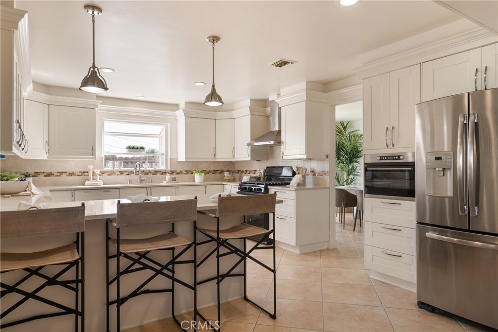 658 Glenmore Property Photo 3