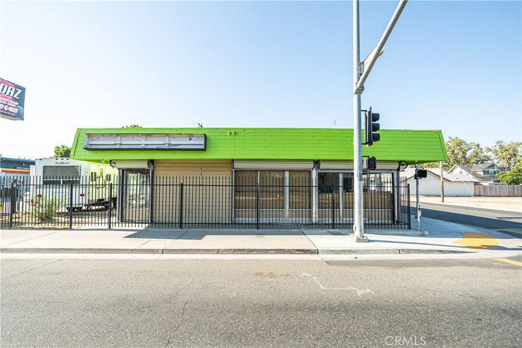 2710 E Belmont Avenue Property Photo