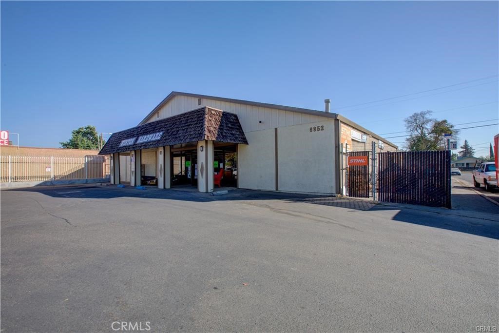 6852 N Winton Way Property Photo 2