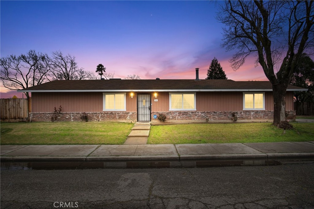 794 N West Avenue Property Photo