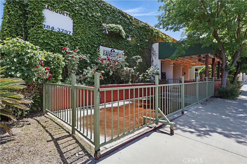 560 W 18th Street B Property Photo 1