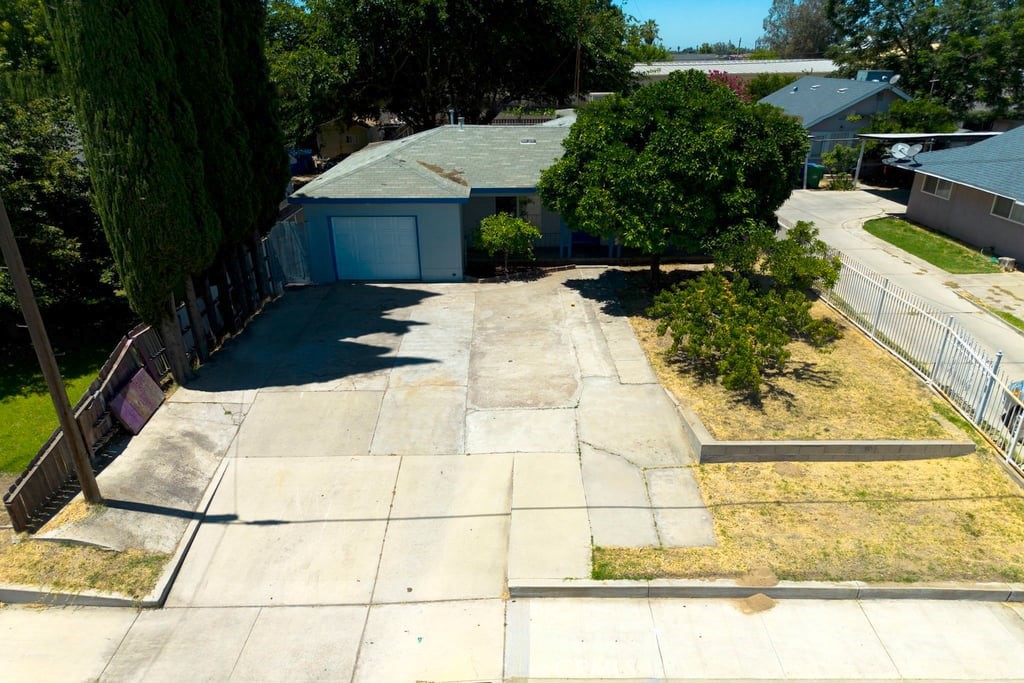 6807 N Cottage Property Photo 2