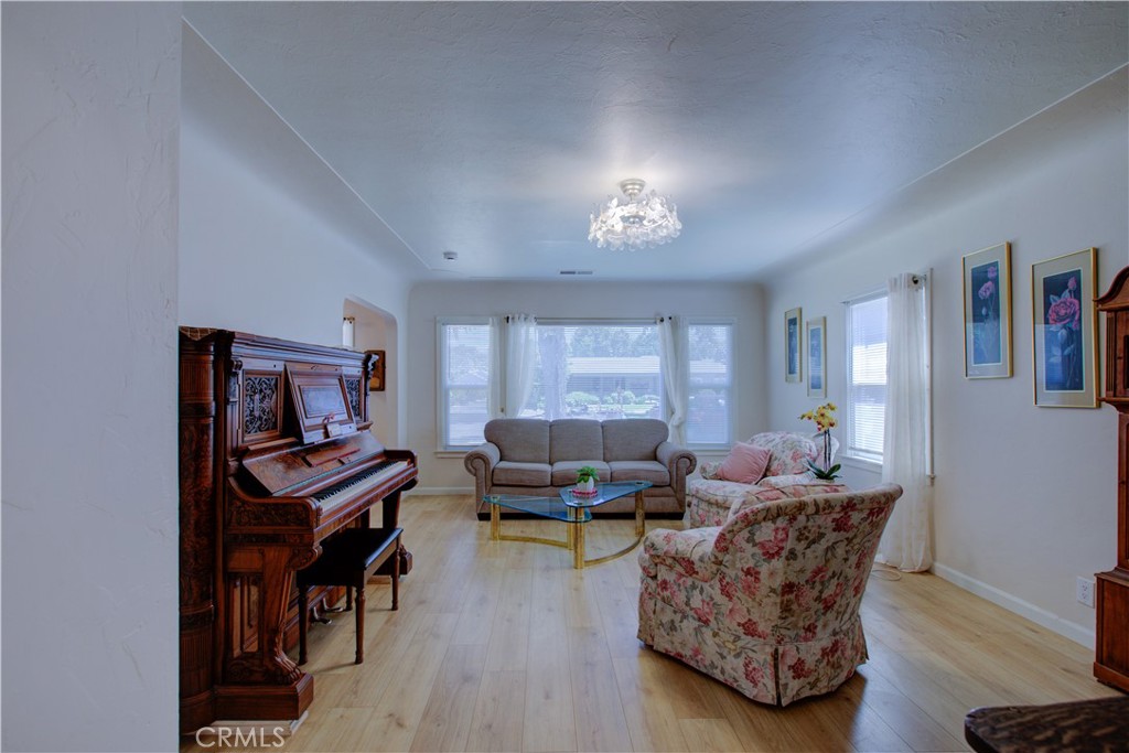 636 W 25th Property Photo 3