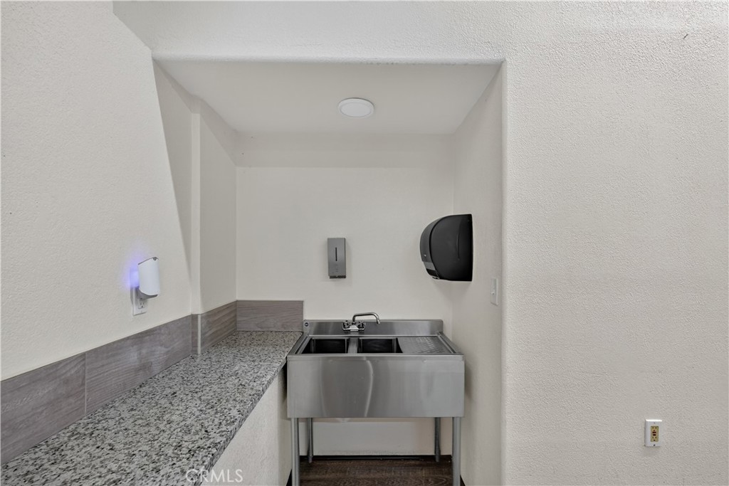 1300 Broadway Property Photo 28