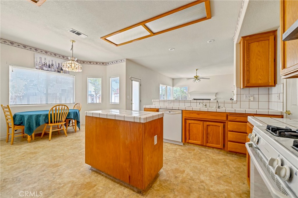 1860 Riverside Property Photo 9