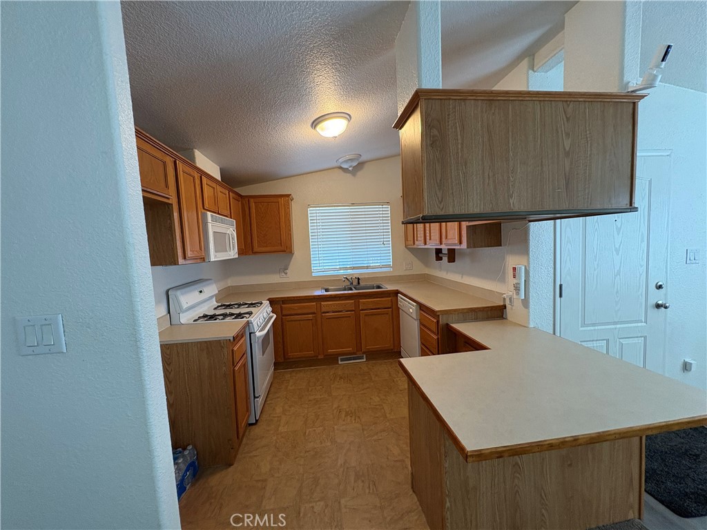 2499 Gerard 38 Property Photo 8