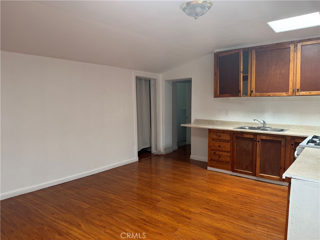 324 W 22nd Property Photo 8