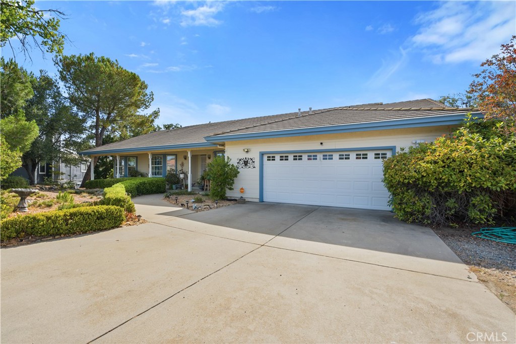 401 Oakridge Court Property Photo 1