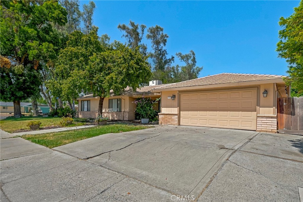 587 W Donna Drive Property Photo 1