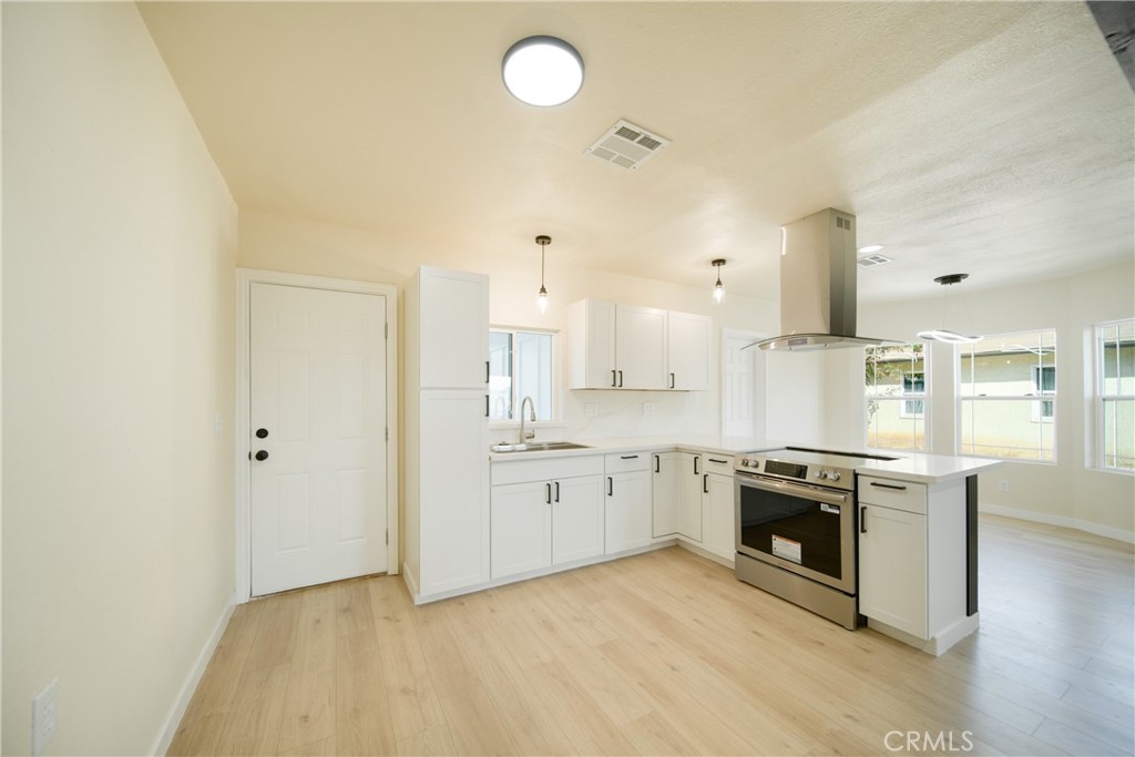 145 E 20th Property Photo 8