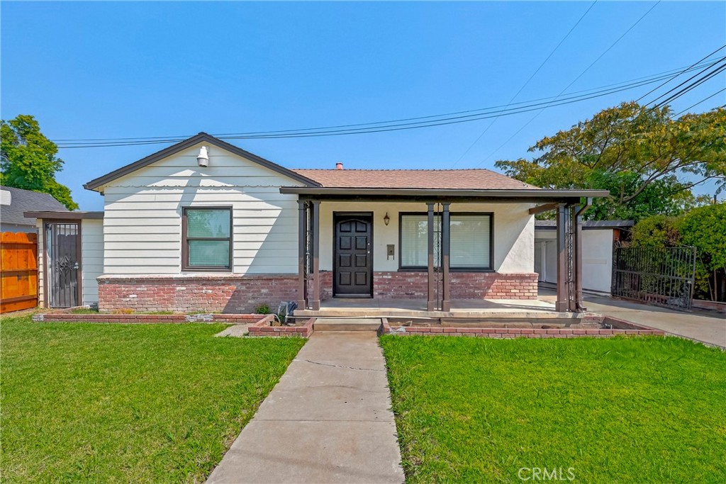 209 E 18th Property Photo 1