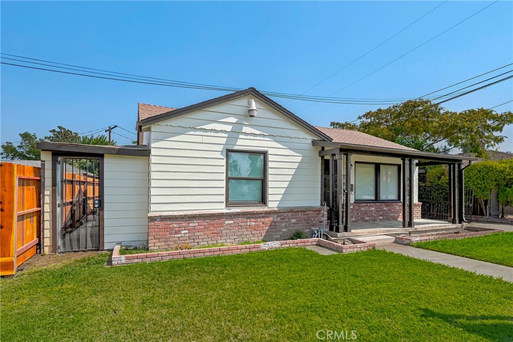 209 E 18th Property Photo 2