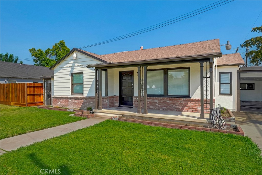209 E 18th Property Photo 5