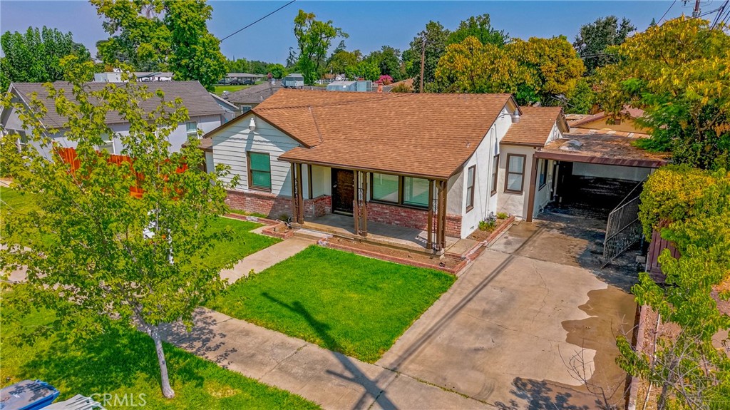 209 E 18th Property Photo 12