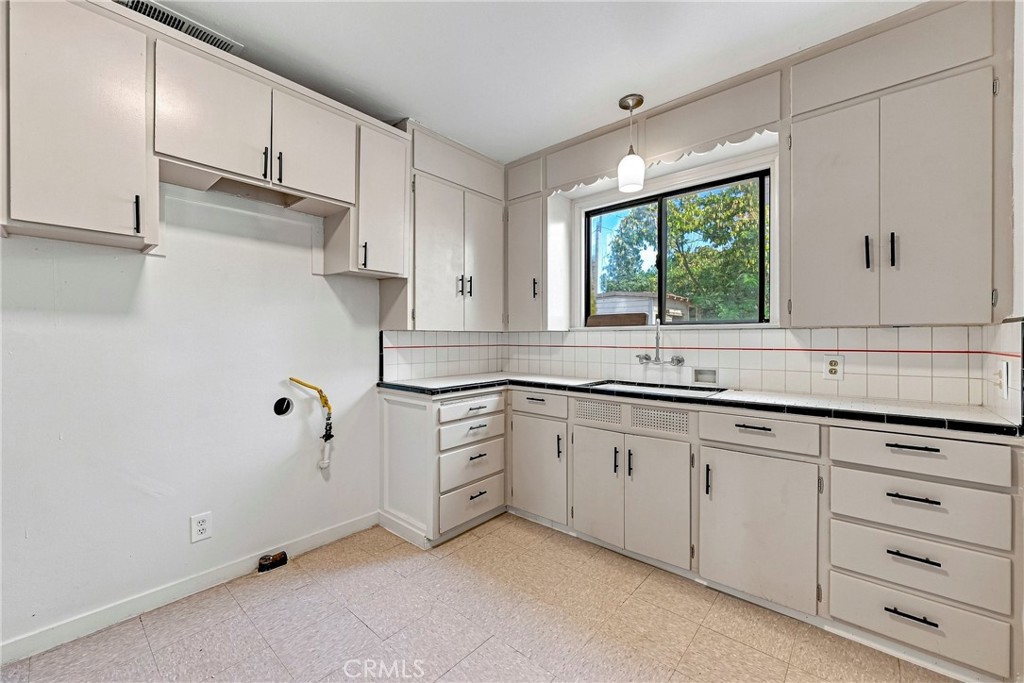 209 E 18th Property Photo 14