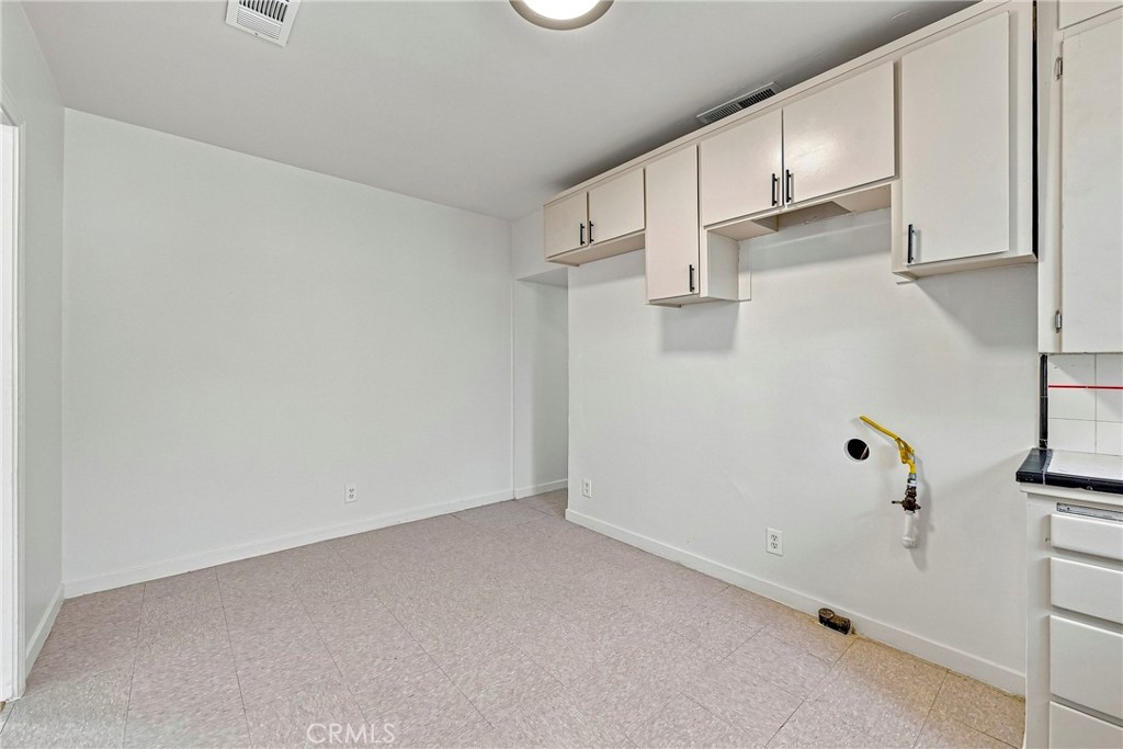 209 E 18th Property Photo 15