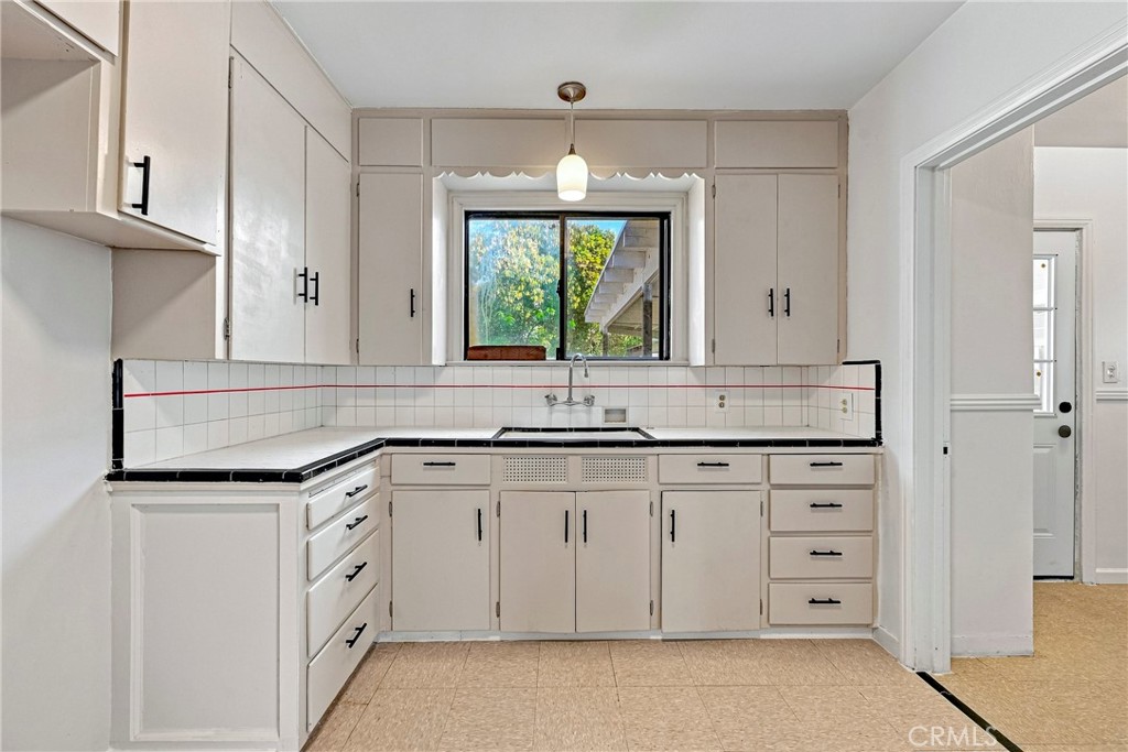 209 E 18th Property Photo 16