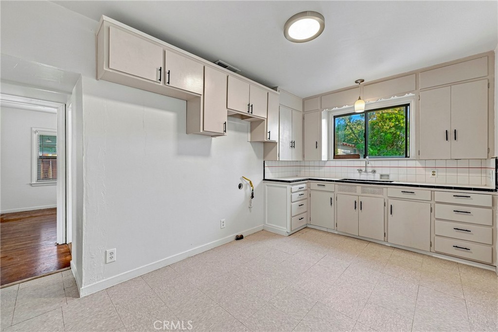 209 E 18th Property Photo 17
