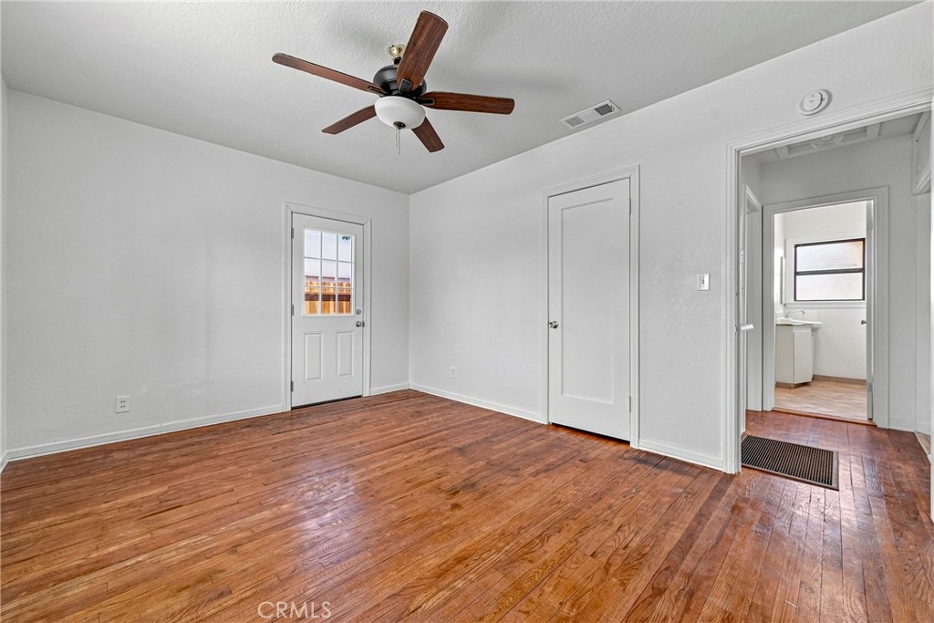 209 E 18th Property Photo 20