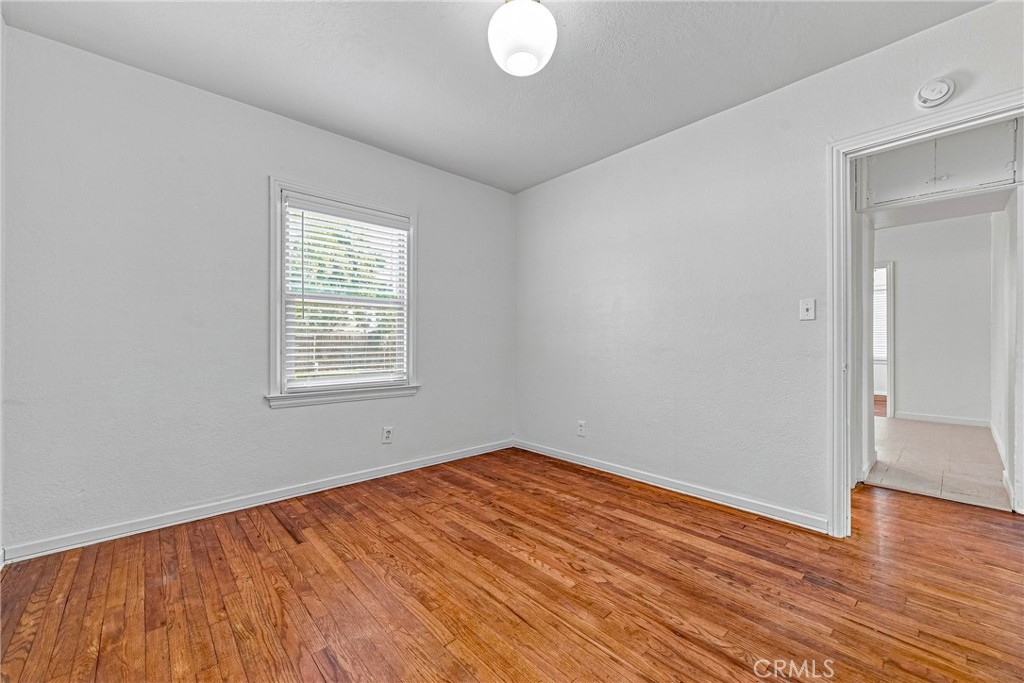 209 E 18th Property Photo 21
