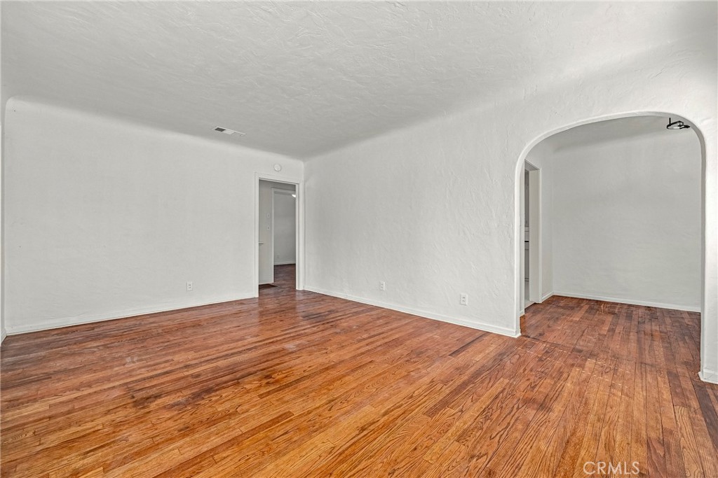 209 E 18th Property Photo 22