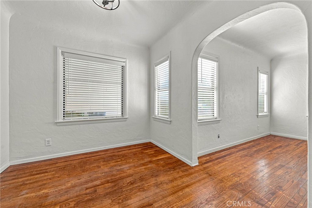 209 E 18th Property Photo 23