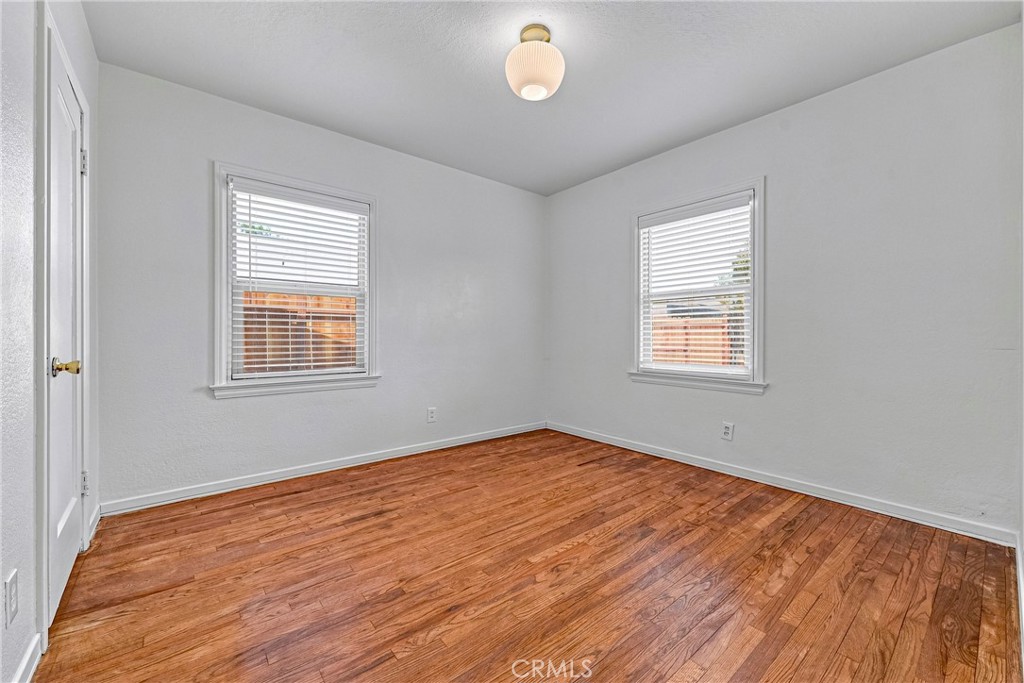 209 E 18th Property Photo 25