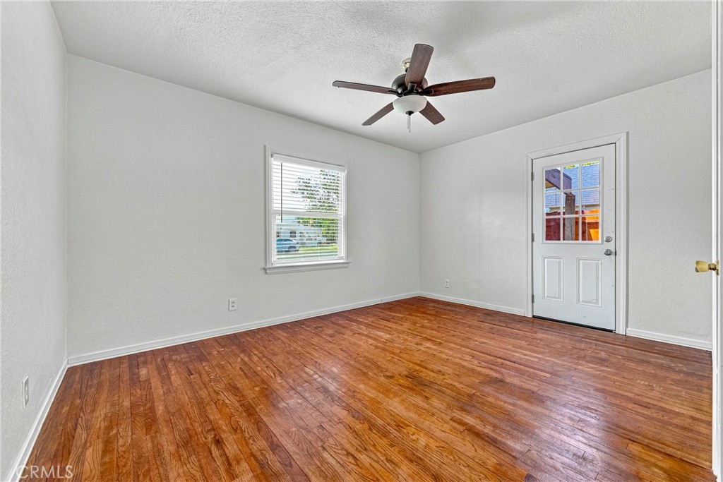 209 E 18th Property Photo 26