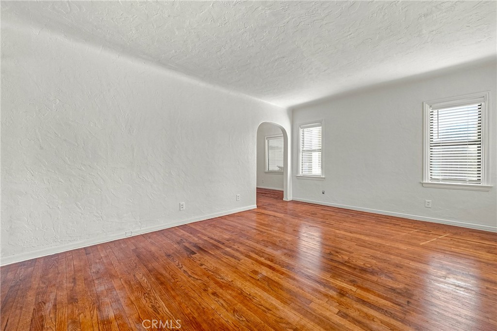 209 E 18th Property Photo 27