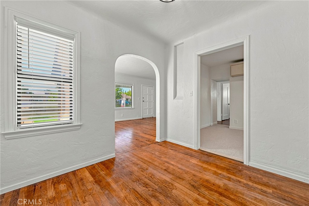 209 E 18th Property Photo 28
