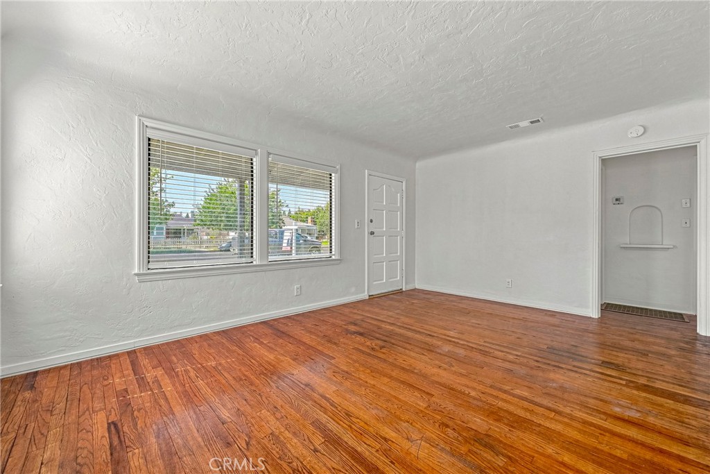 209 E 18th Property Photo 29