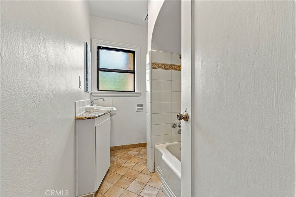 209 E 18th Property Photo 30