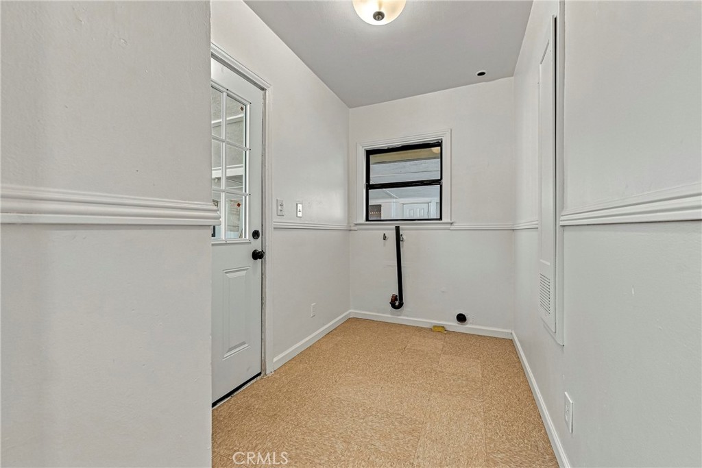 209 E 18th Property Photo 31