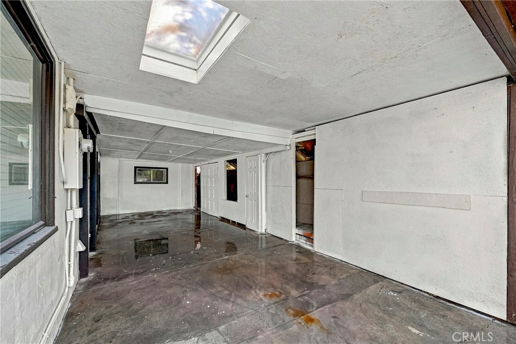 209 E 18th Property Photo 33