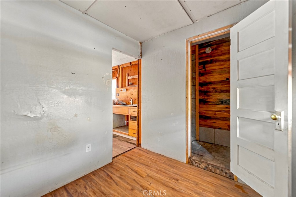 209 E 18th Property Photo 35