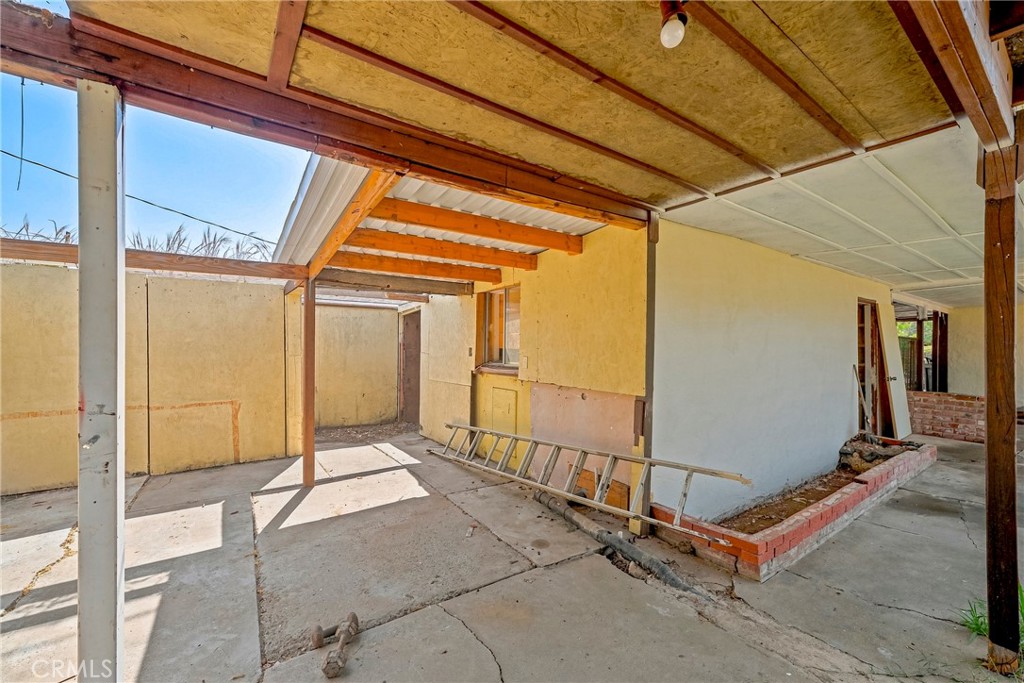 209 E 18th Property Photo 37
