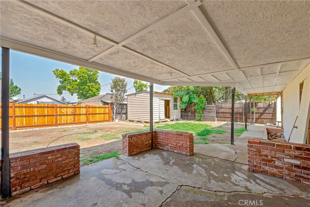 209 E 18th Property Photo 38