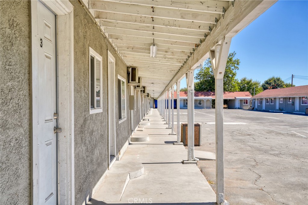 1506 S Mariposa Property Photo 2