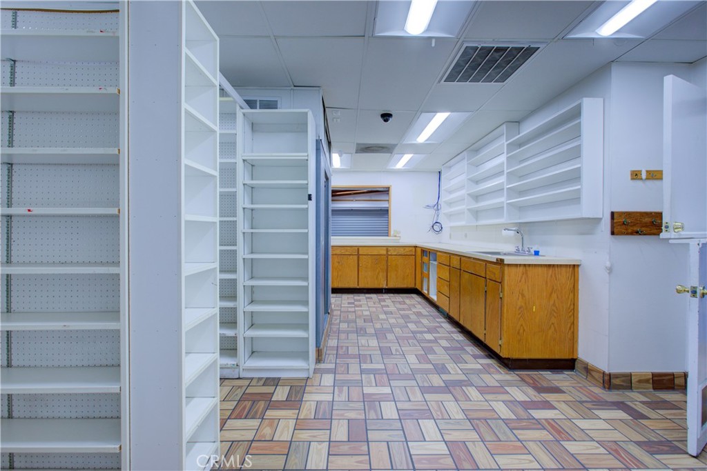 9215 E Highway 140 Property Photo 17
