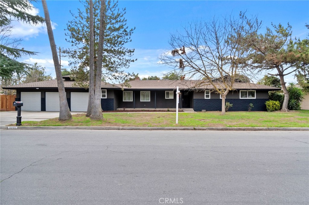 5231 N Del Mar Avenue Property Photo 1