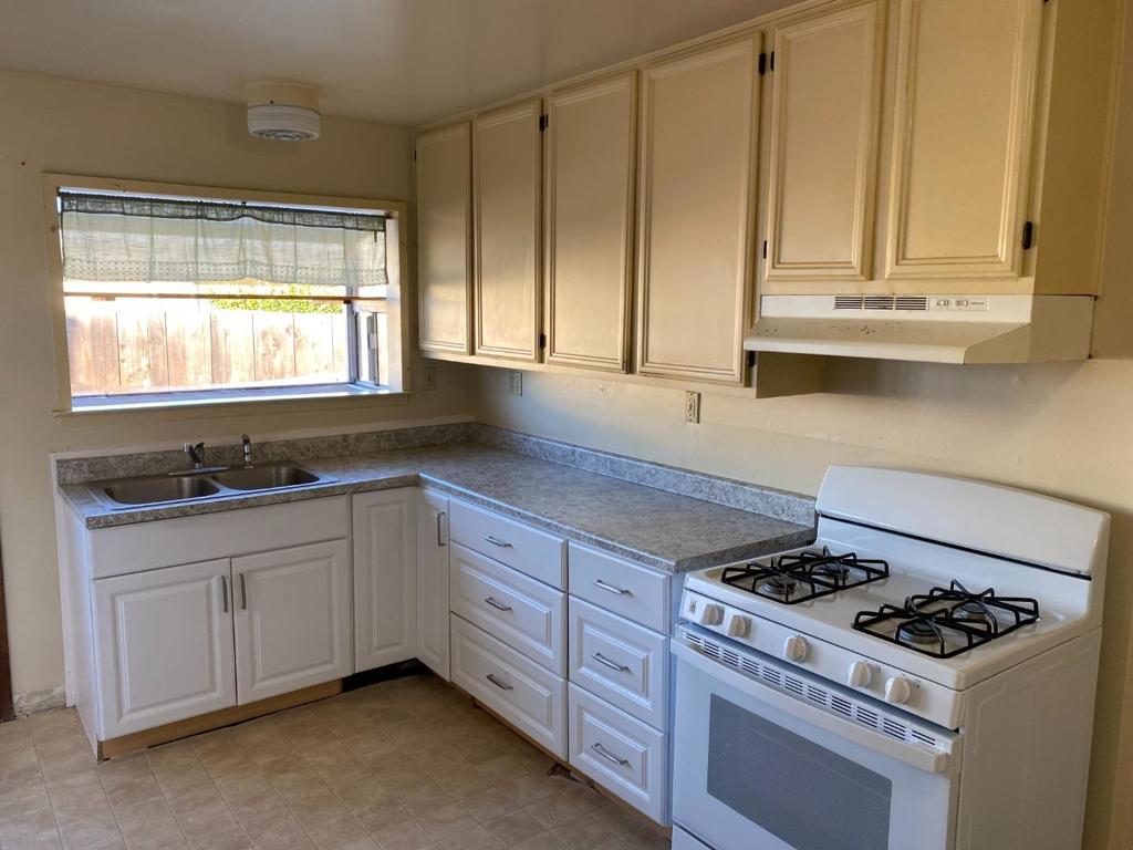 1067 Harcourt Avenue Property Photo 3
