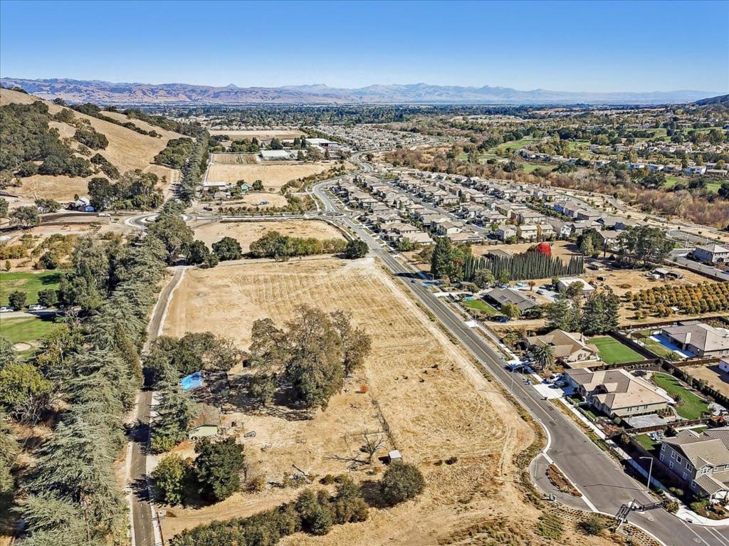 2740 Hecker Pass Road Property Photo 15